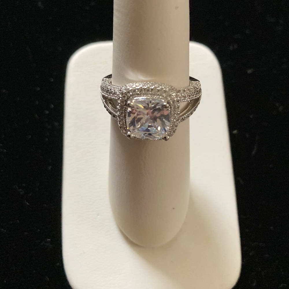 Square cut centre SZ stone. CZ surrounds & down the shaft 925 SS Size 6